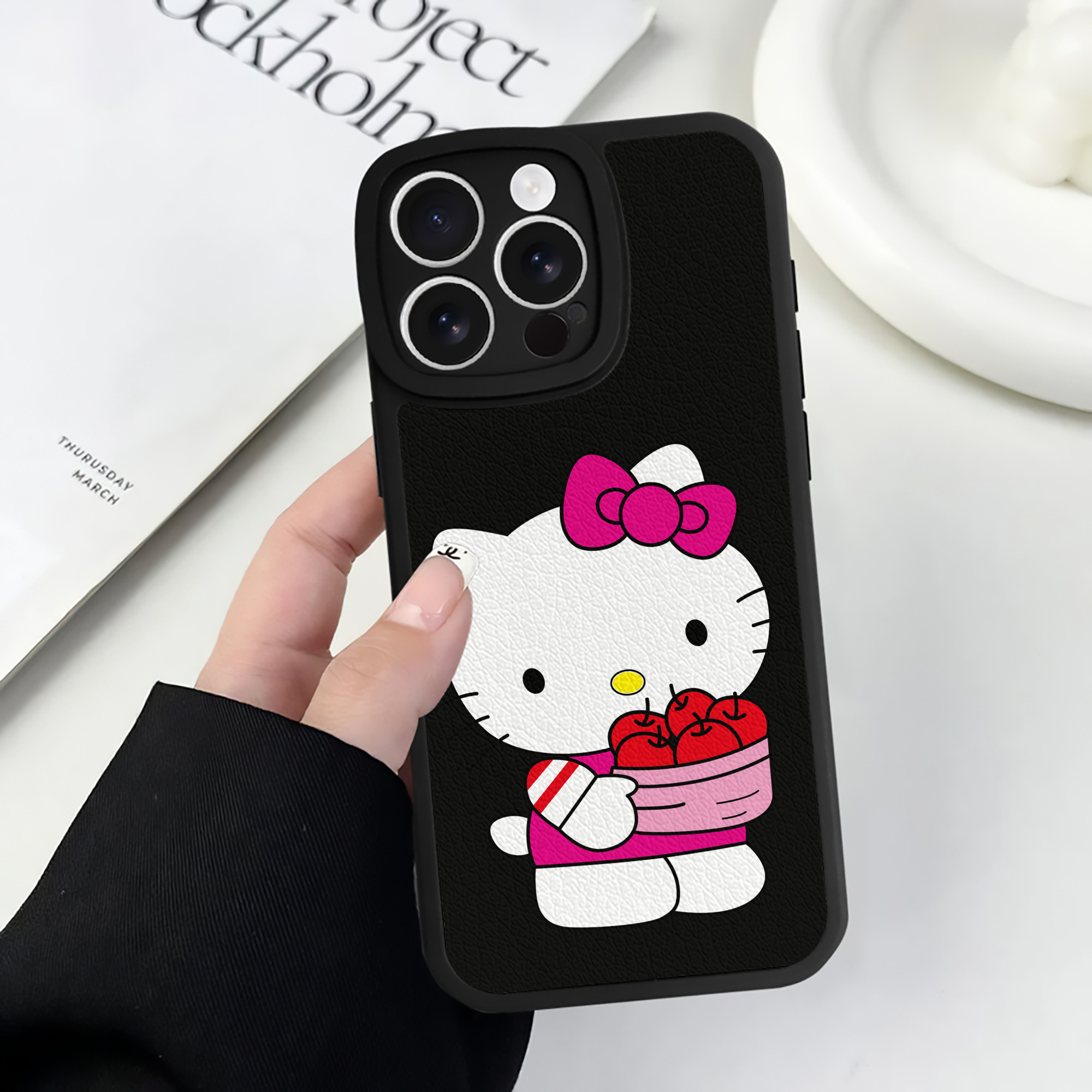 （画像用） Hello Kitty ハローキティ 【iPhone 16シリーズ対応】シリコンスマホケース（レザー調） 材質：シリコン